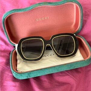 Gucci 1064s sunglasses with case - like new!